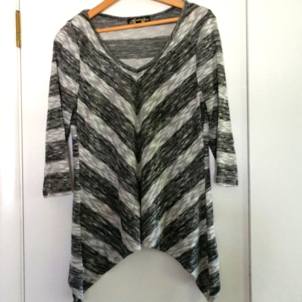 Pretty Lightweight Sweater. Sharkbite hem. (L)